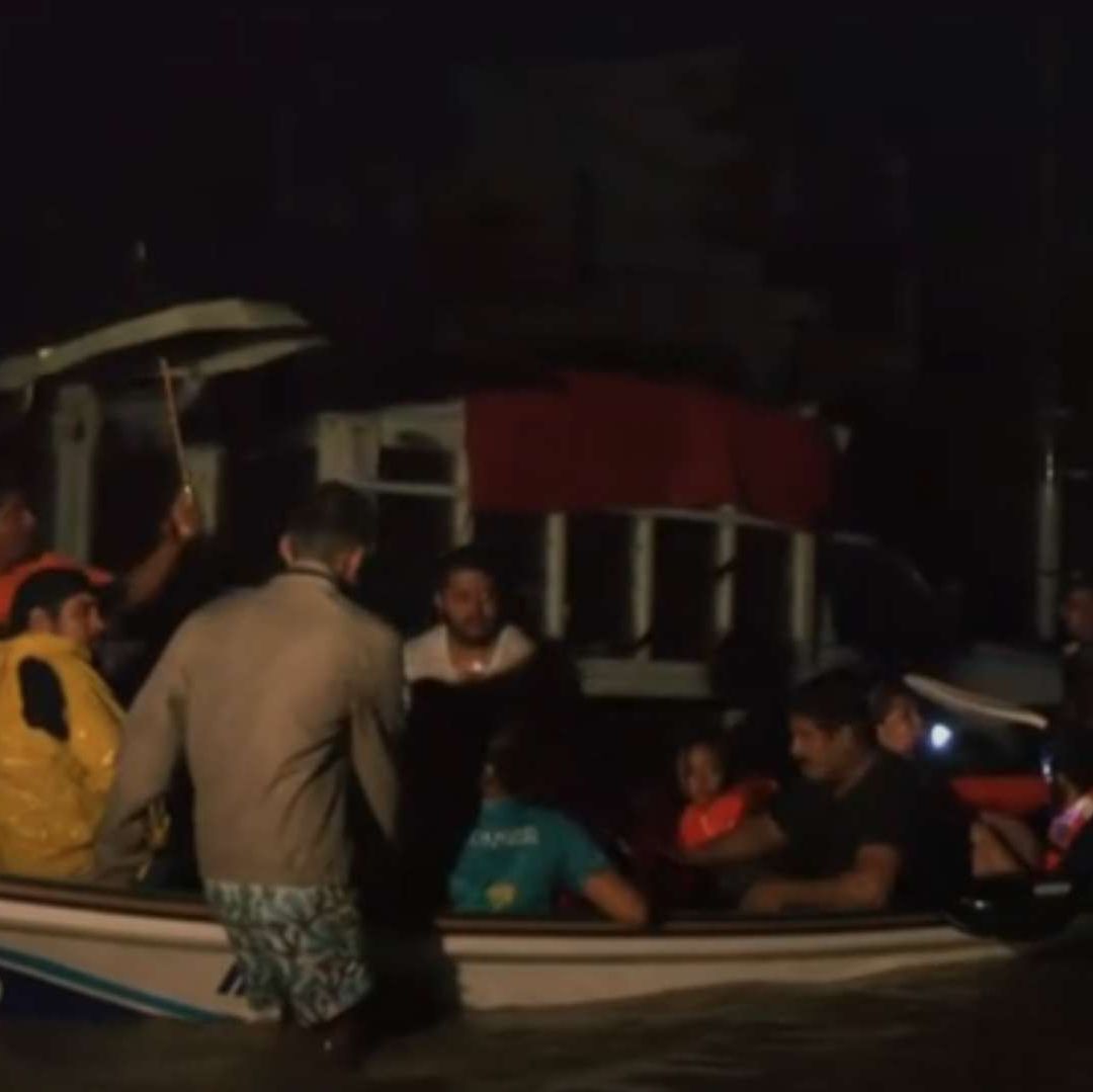 Mientras Llega la Ayuda por Aire y Tierra, Habitantes de Acapulco son Rescatados con Lanchas