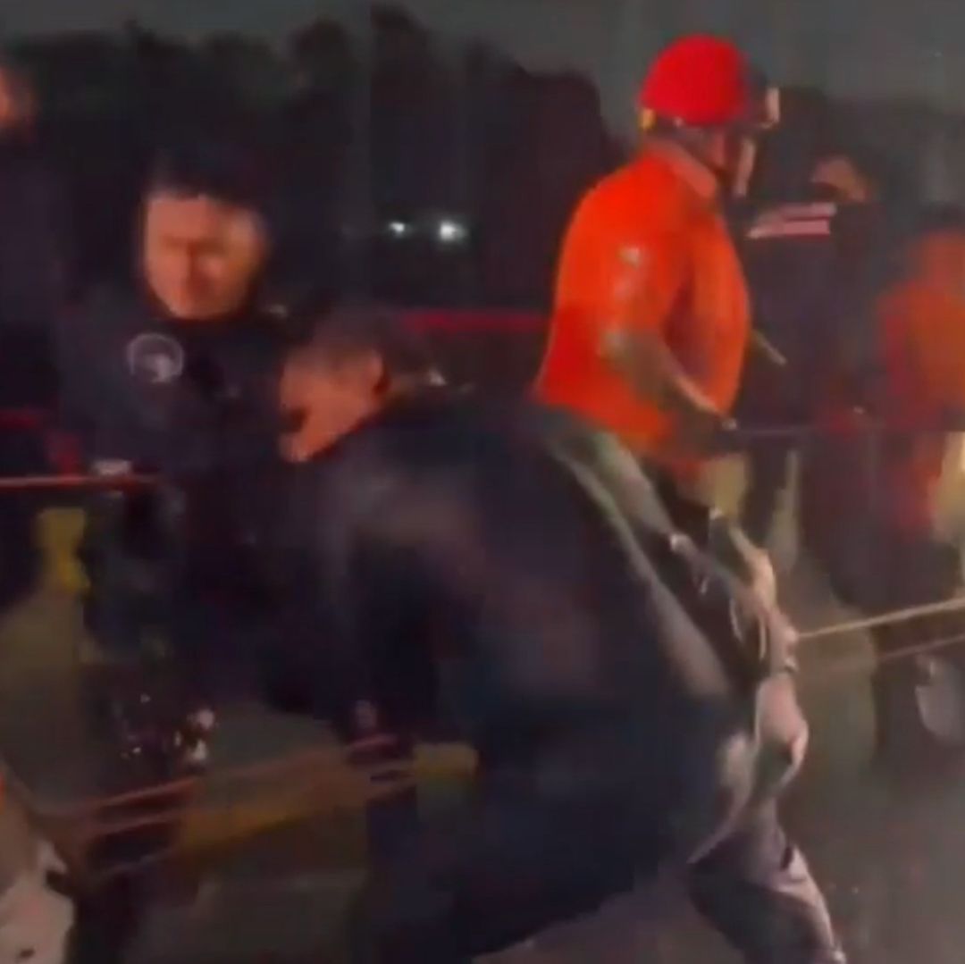Rescatistas ayudando a hombre tras quedar varado tras lluvias