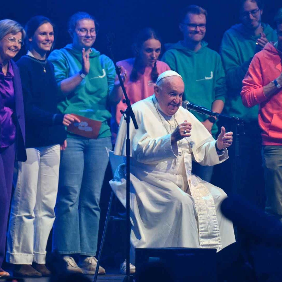 El papa Francisco se reúne con víctimas de abuso en Bélgica