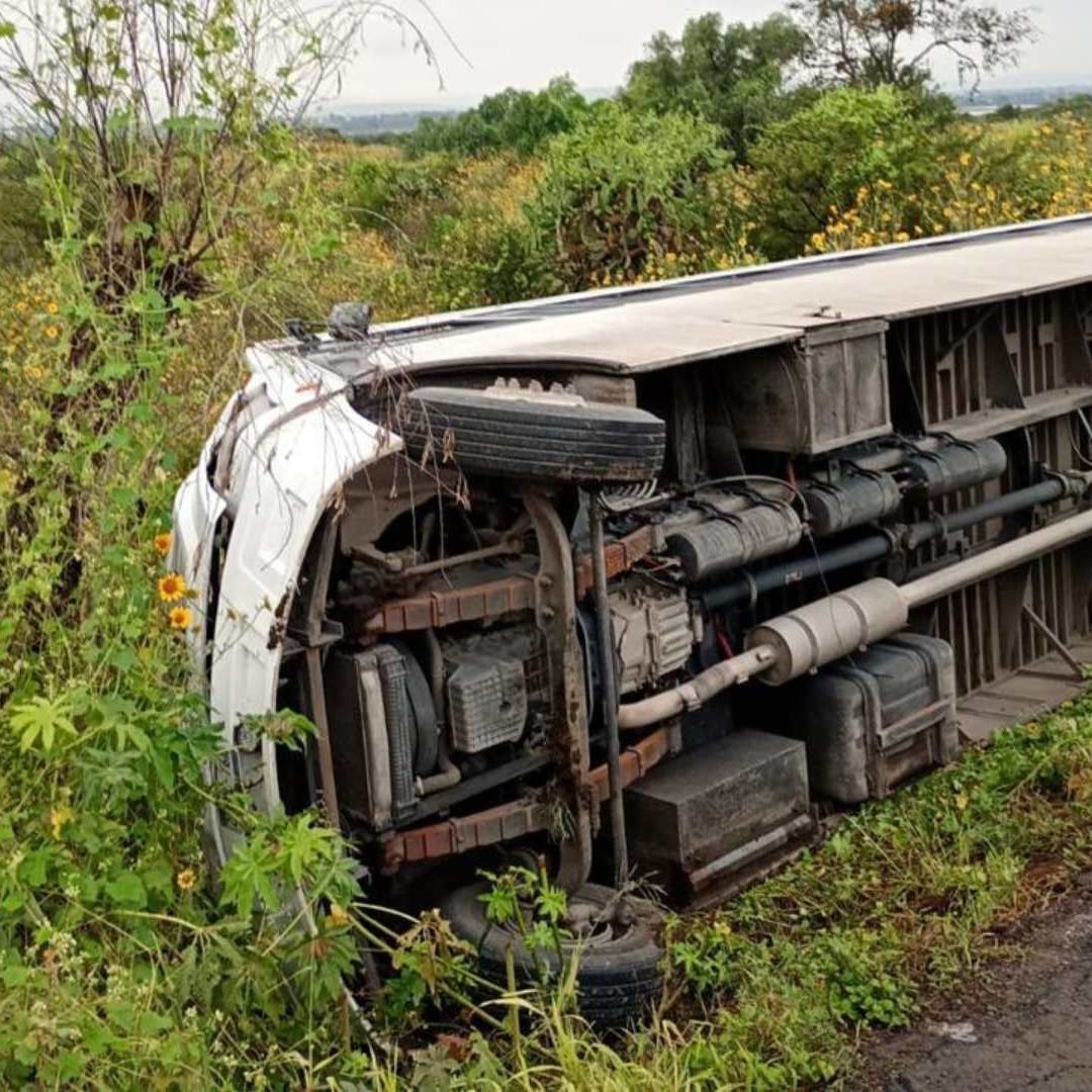 Vuelca camion de personal en Pedro Escobedo, Querétaro