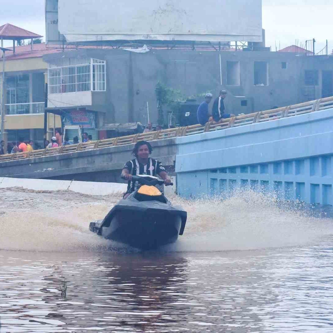 Siguen los rescates en zonas inundadas de Acapulco por el huracán John