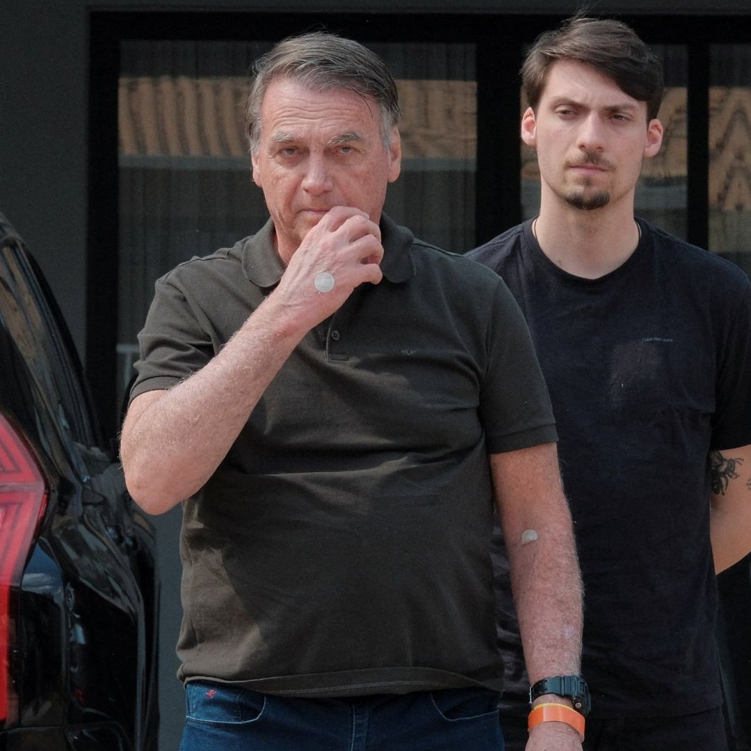 Bolsonario camina junto a su hijo Jair
