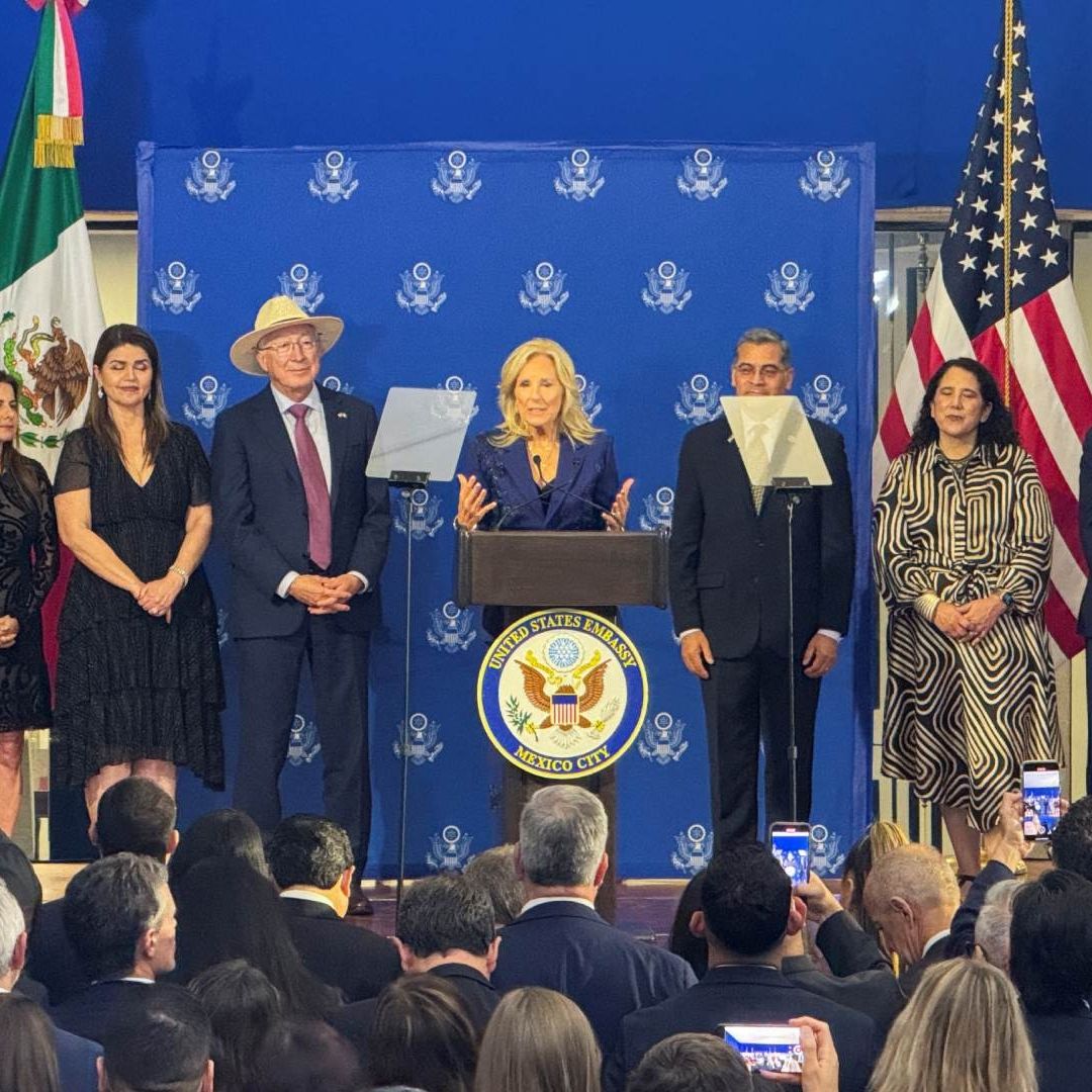La primera dama de EUA, Jill Biden, pronuncia un discurso tras llegar a la Ciudad de México para la ceremonia de juramentación de Claudia Sheinbaum