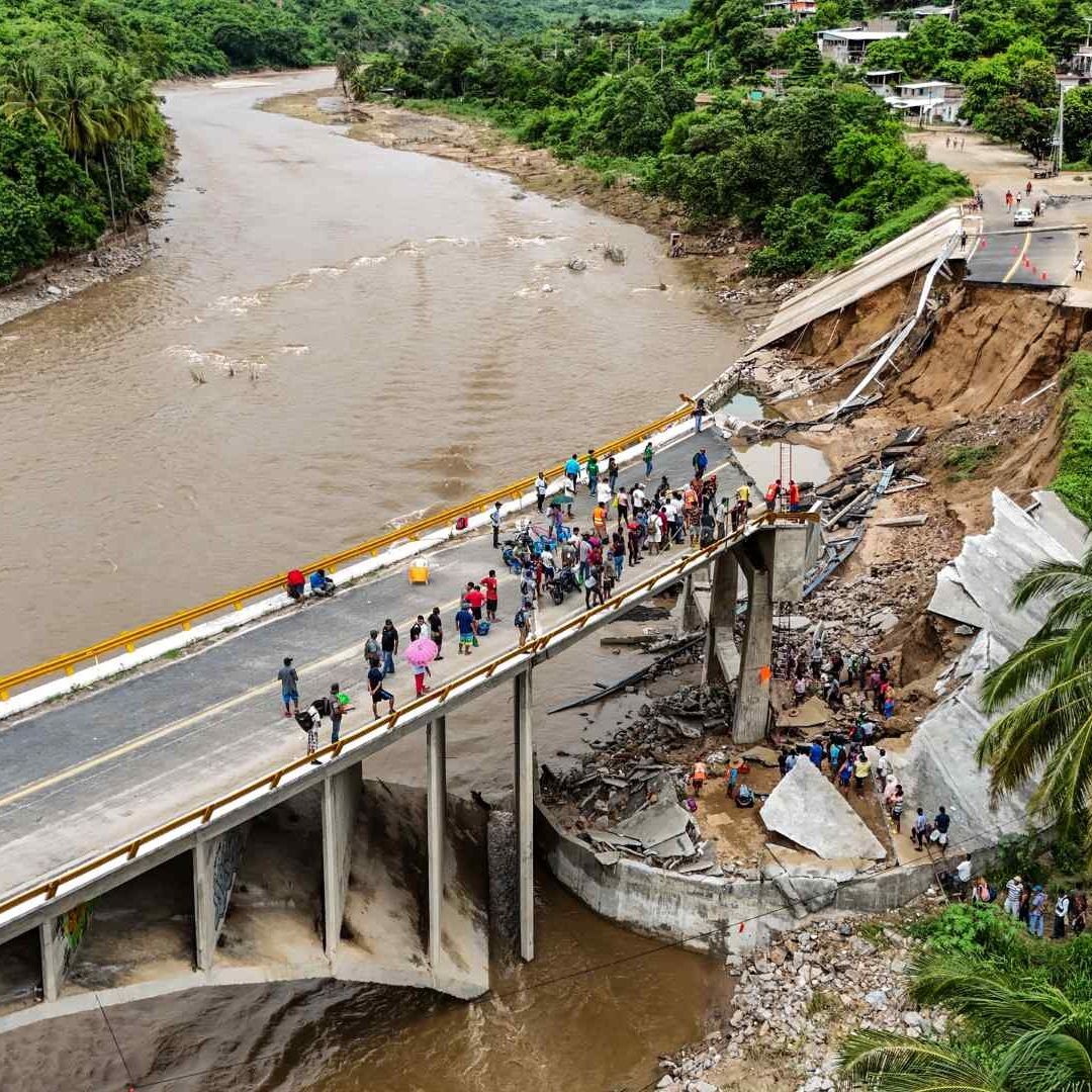 Puente colapsado por el paso del huracán 'John', en Acapulco, Guerrero, 30 de septiembre de 2024. Foto: EFE