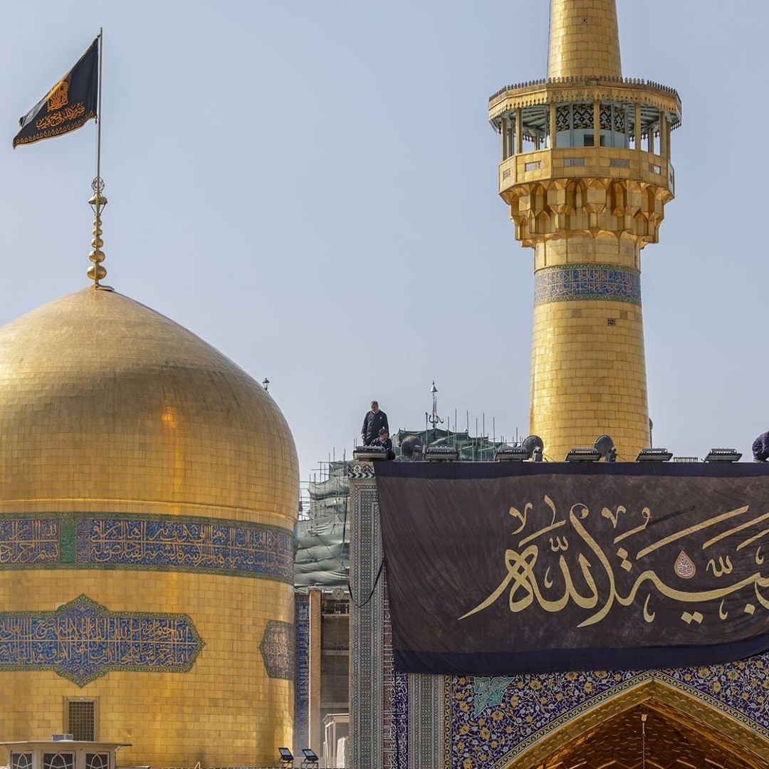Una bandera negra fue izada en el Santuario del Imán Reza en Irán y esto es lo que significa