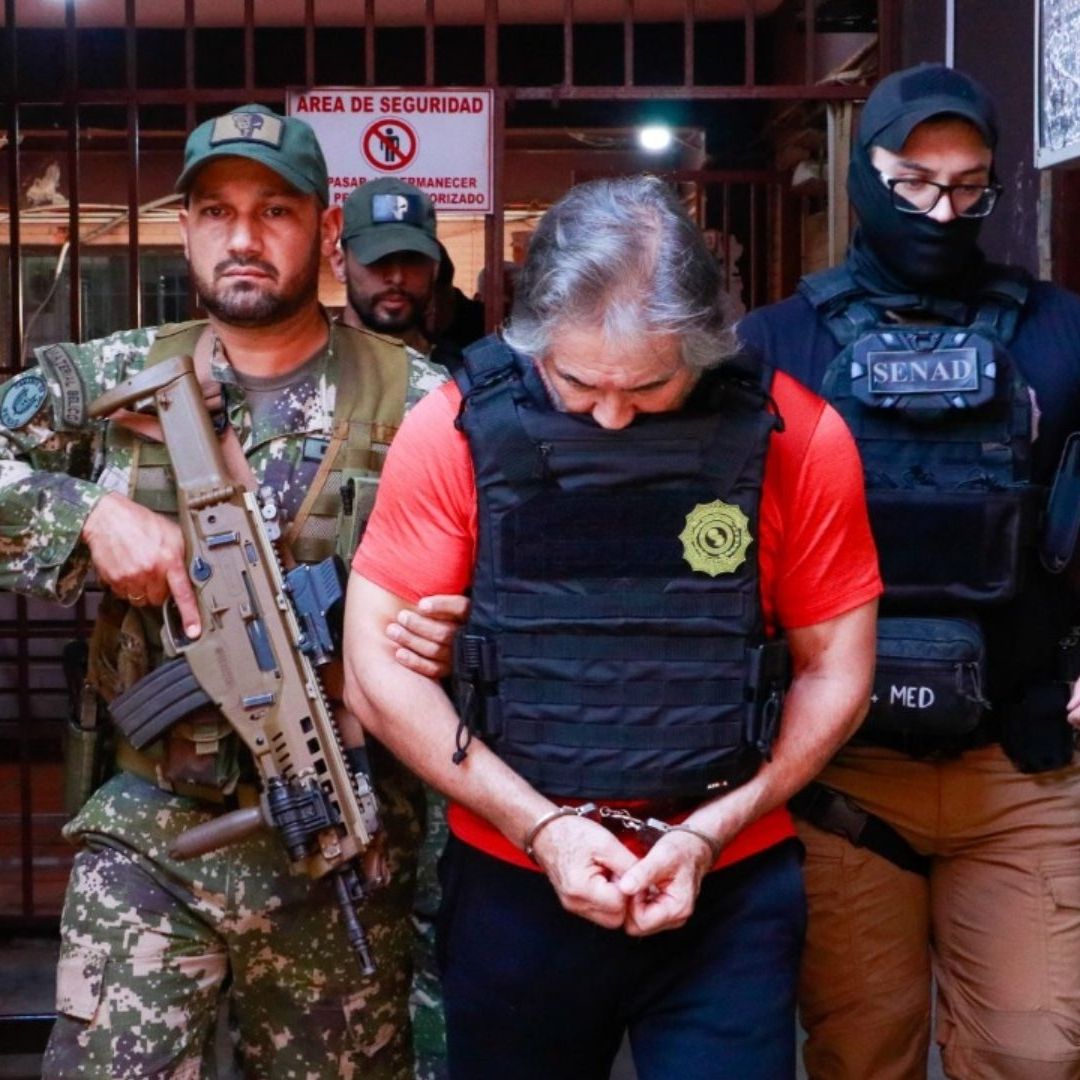 Esposado y con la Cabeza Gacha, Así Fue la Expulsión de Hernán "N" de Paraguay a México