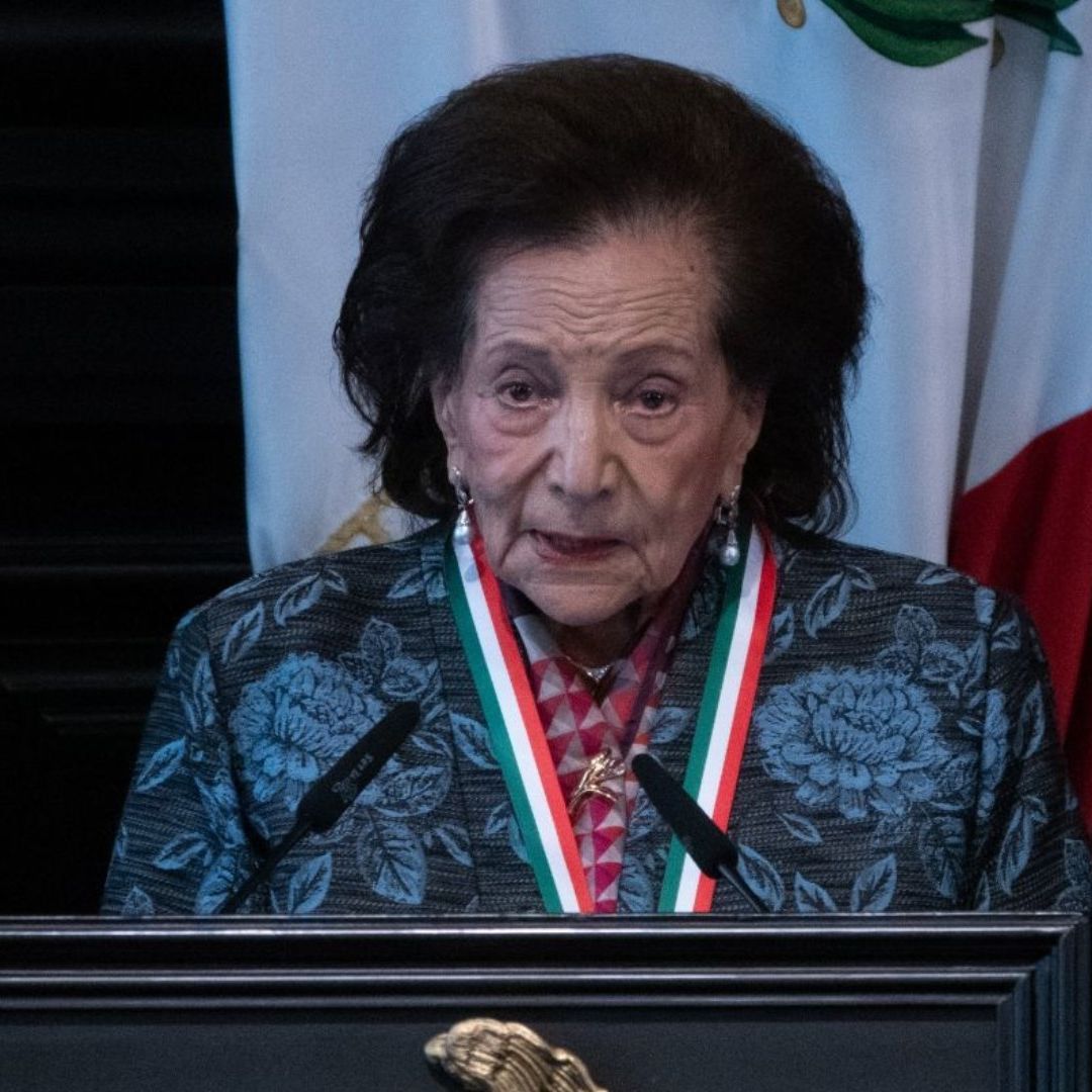 Ifigenia Martínez al recibir la medalla Belisario Domínguez en 2021