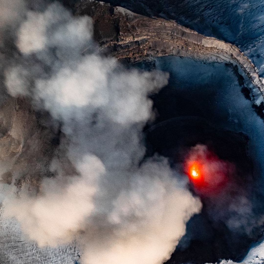 Fotografías del Cráter del Volcán Popocatépetl Nevado y con Actividad de Lava Desde las Alturas