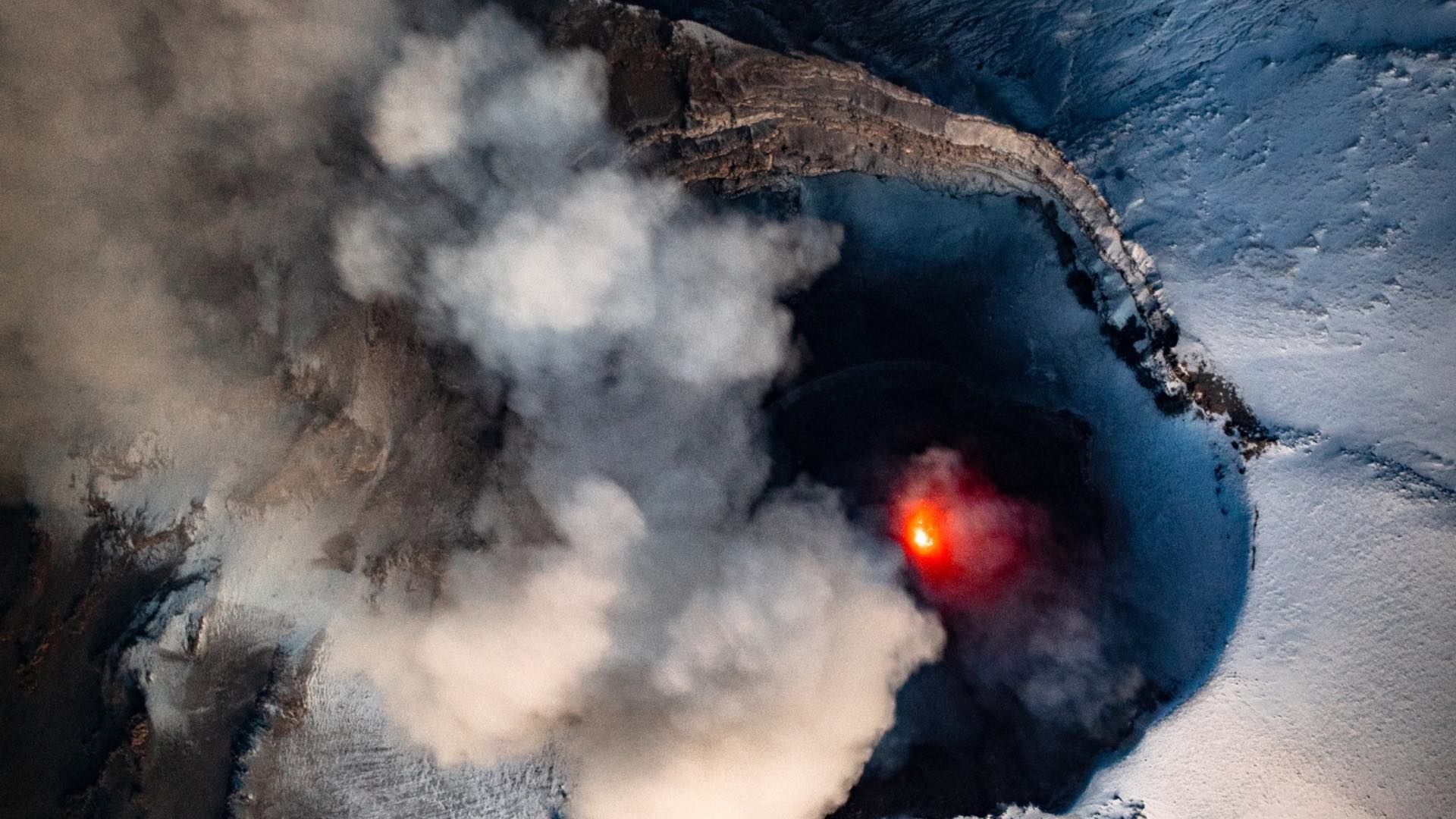 Fotografías del Cráter del Volcán Popocatépetl Nevado y con Actividad de Lava Desde las Alturas