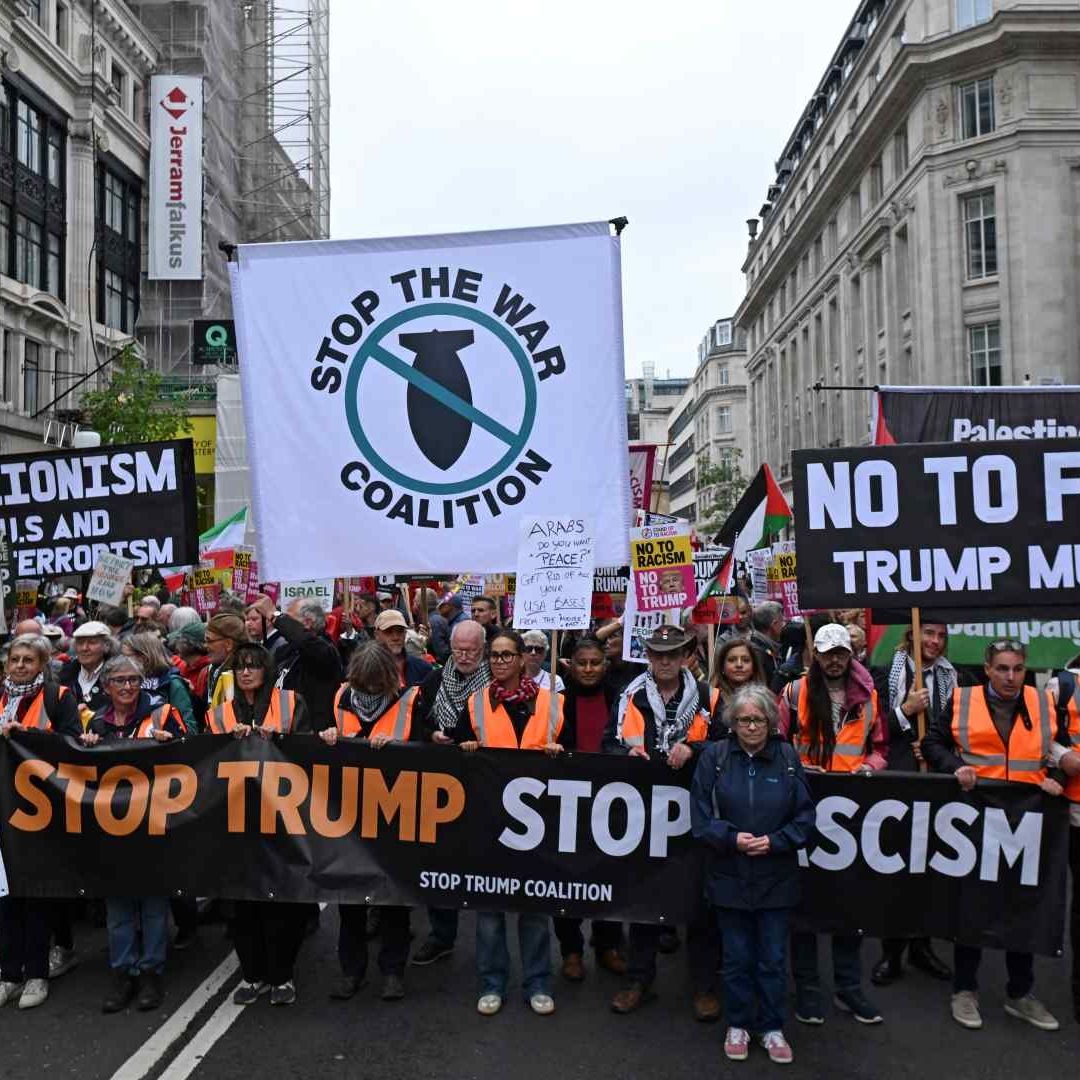 Manifestantes anti-Trump marchan contra la segunda visita de Estado de Donald Trump, en Londres. Foto: AFP