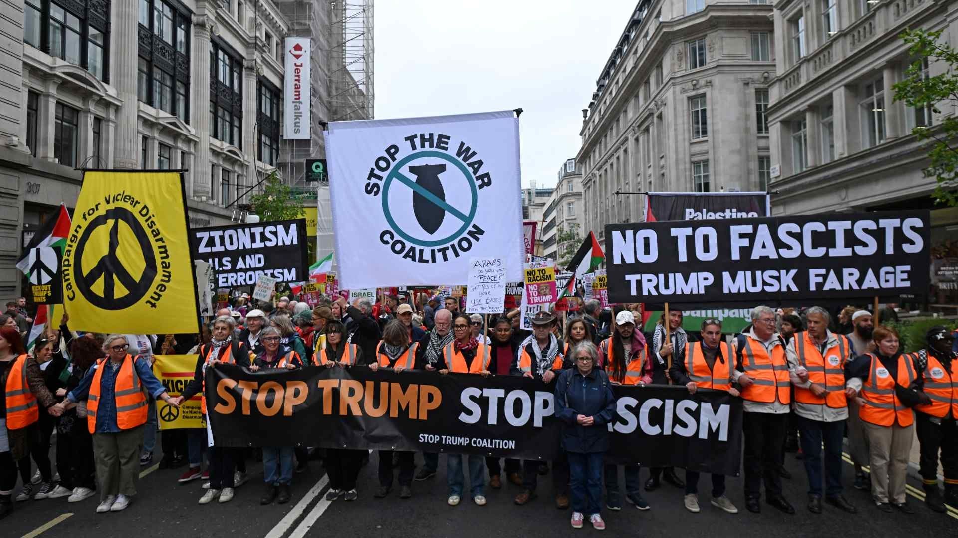 Manifestantes anti-Trump marchan contra la segunda visita de Estado de Donald Trump, en Londres. Foto: AFP