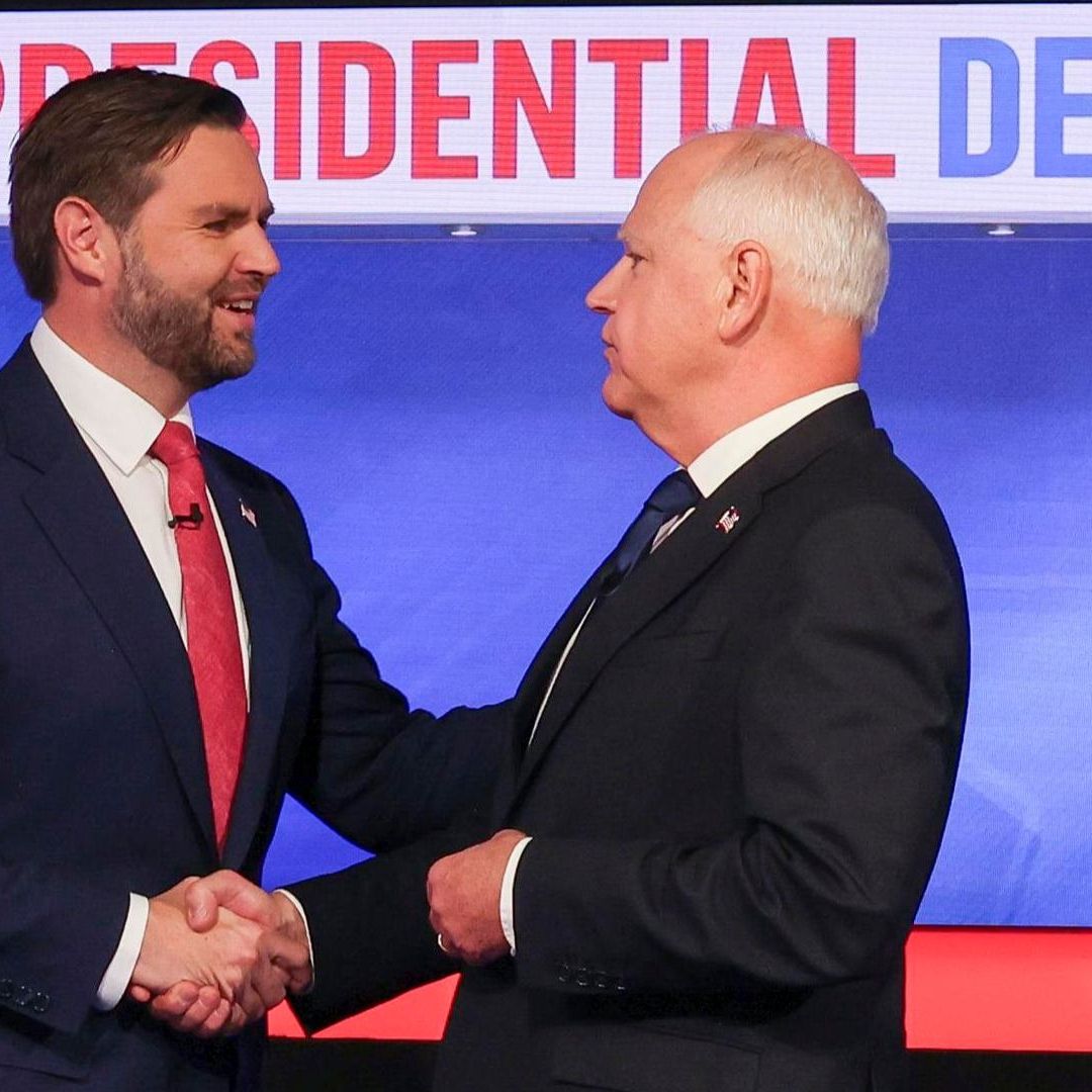 El republicano J.D. Vance (izq.) y el demócrata Tim Walz durante el debate.