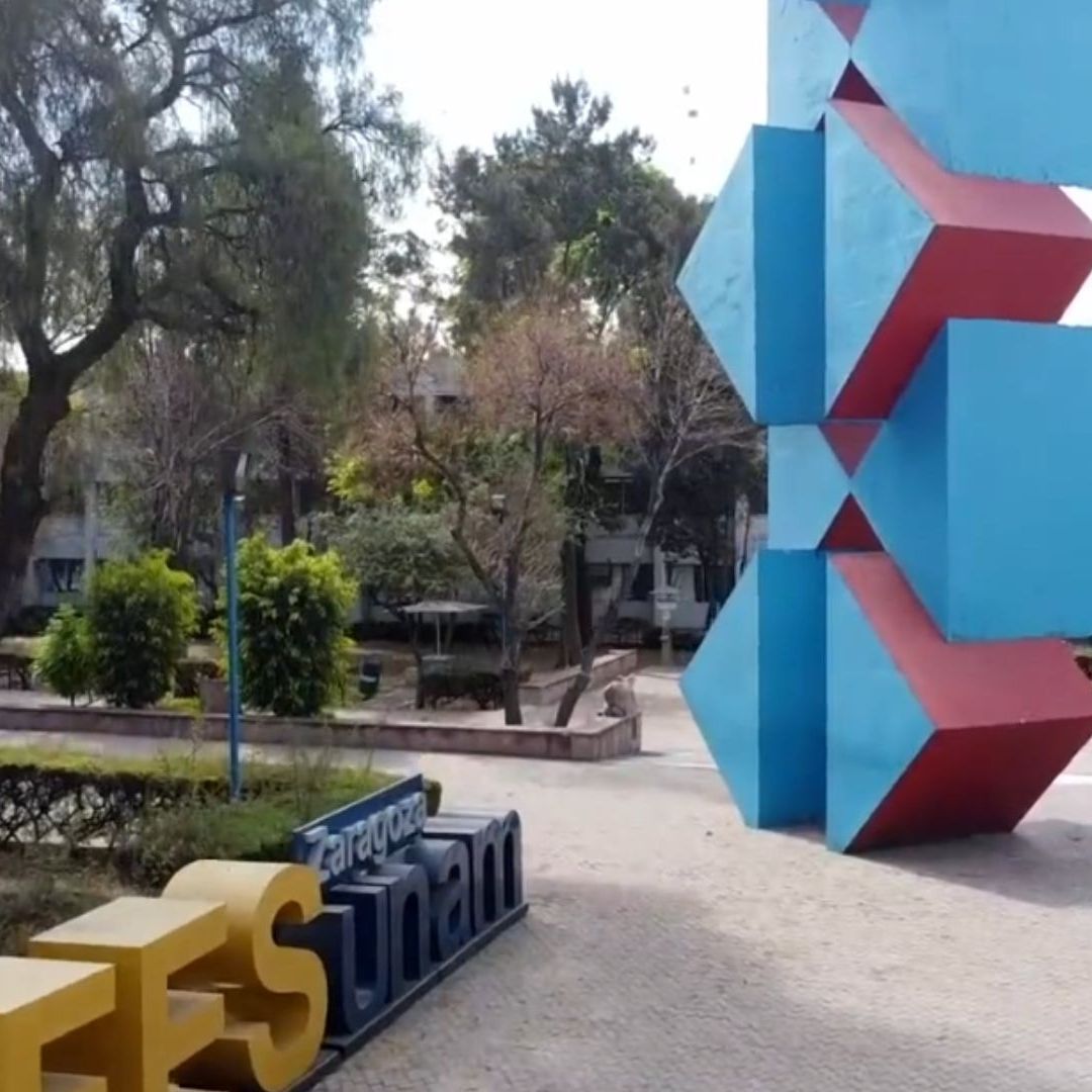 Unas letras de colores azul y dorado que dicen "FES Zaragoza".