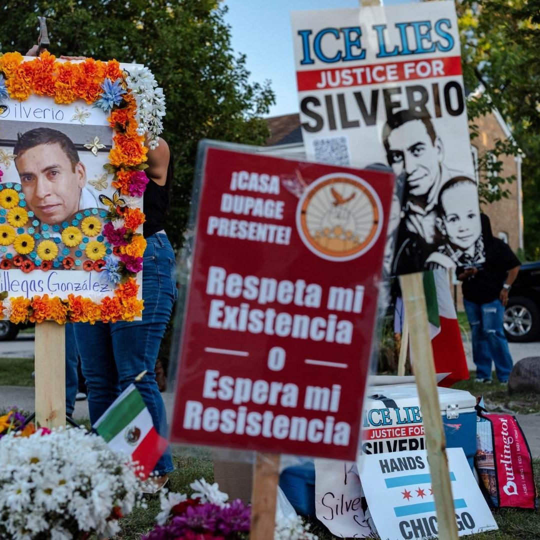 Fotografías y pancartas por la muerte de Silverio Villegas