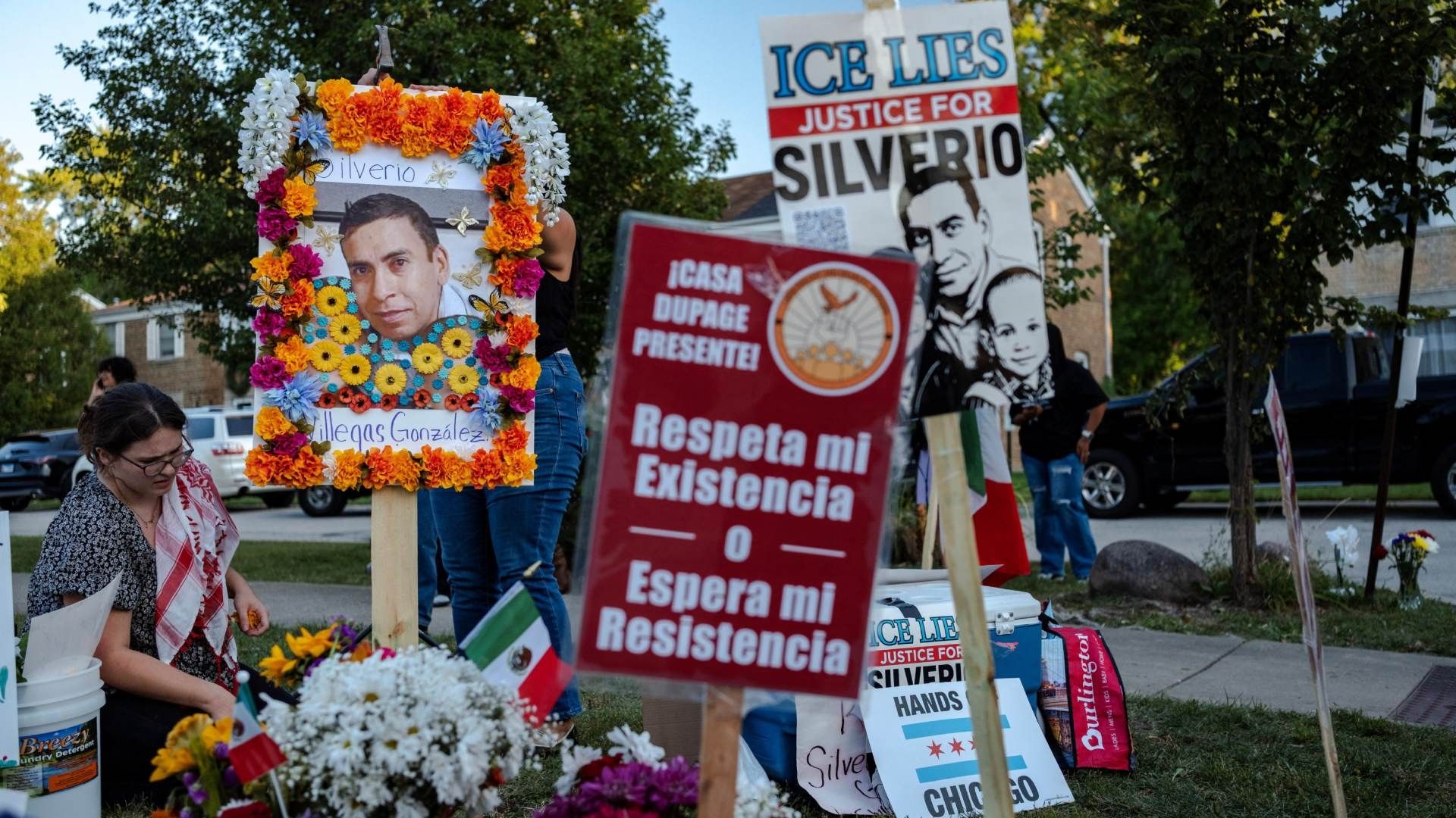 Fotografías y pancartas por la muerte de Silverio Villegas