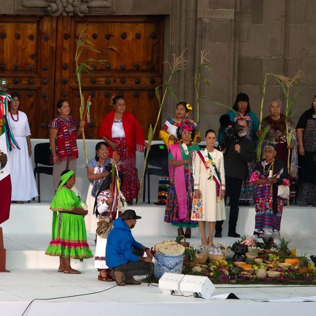 Claudia Sheinbaum recibe bastón de mando en el Zócalo