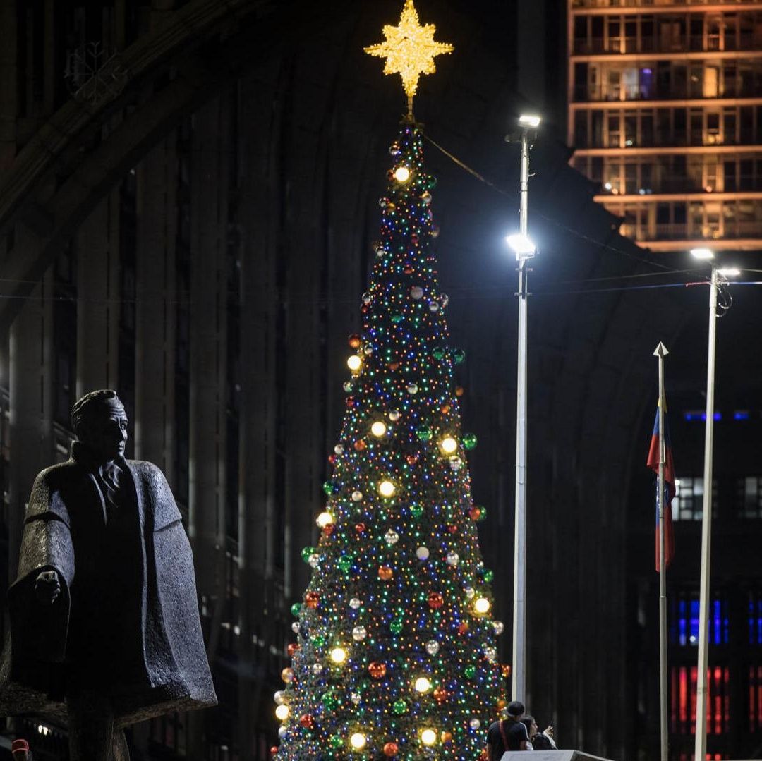 Fotografía de un árbol de navidad en una plaza publica, este lunes, en Caracas (Venezuela)
