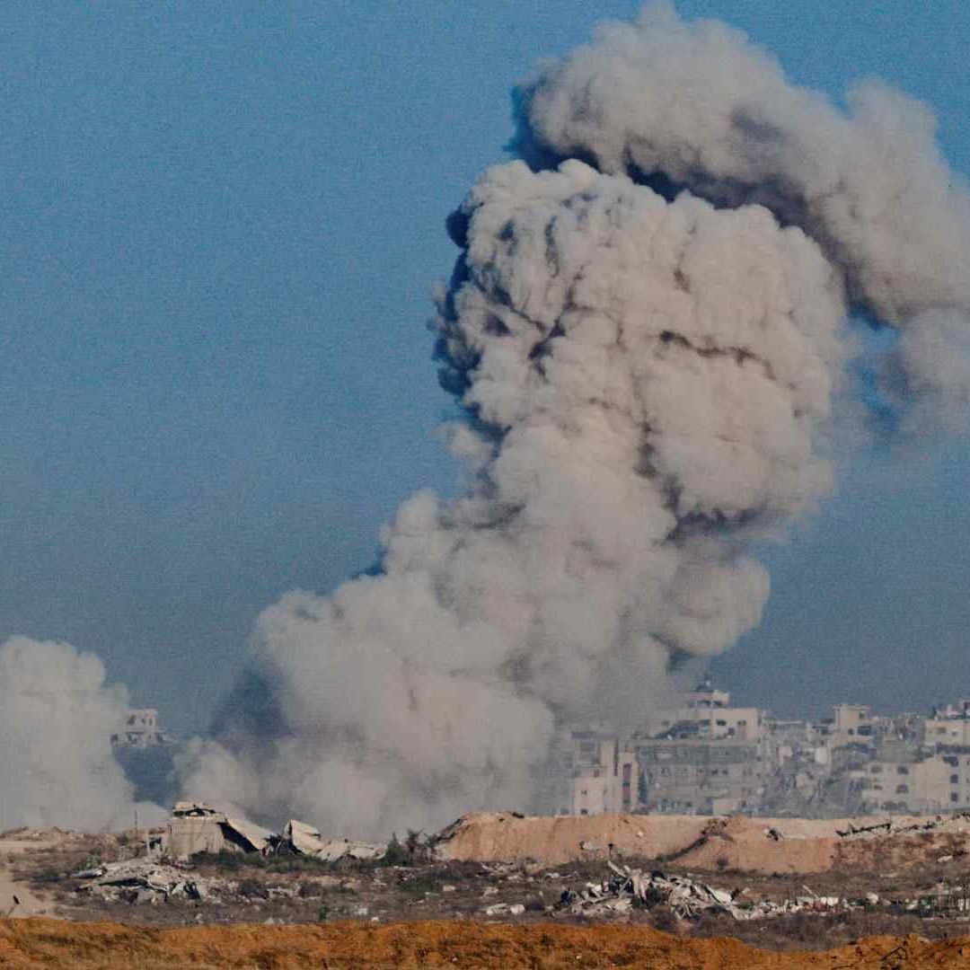 El humo se eleva de Gaza después de una explosión