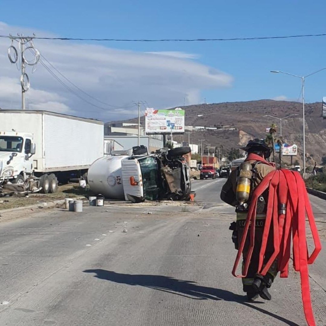 Pipa de Gas Vuelca en Vía Rápida Oriente de Tijuana