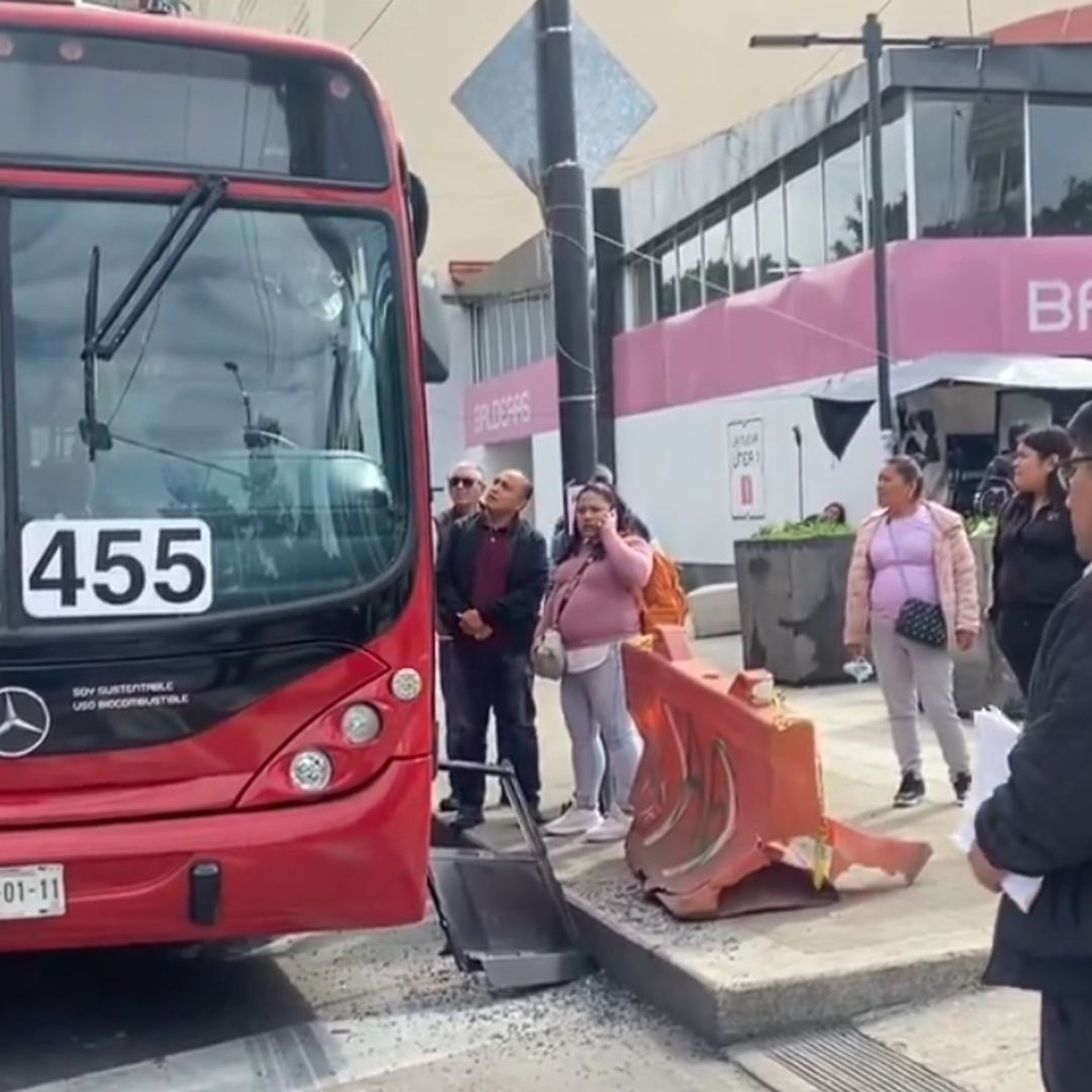 Ventanilla de unidad del Metrobús termina rota por pelea entre usuarios en Balderas. Foto: N+