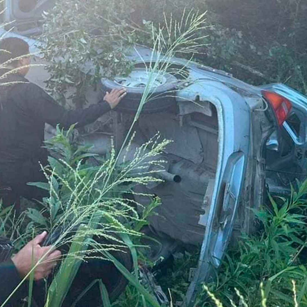 Guardia Estatal Rescata a Dos Personas de Volcadura en Abasolo, Tamaulipas