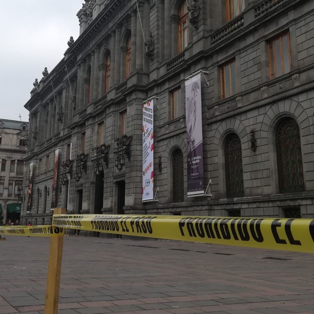 Imagen de una cinta amartilla que dice "prohibido el paso".
