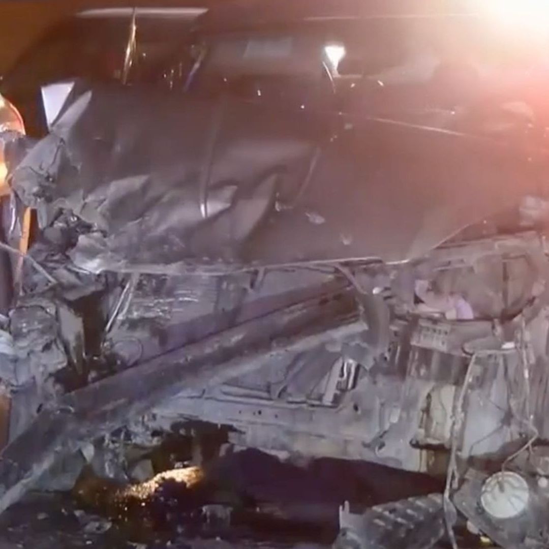Hombre Choca de Frente Contra Otro Auto al Invadir Carril Contrario; Reportan Un Herido