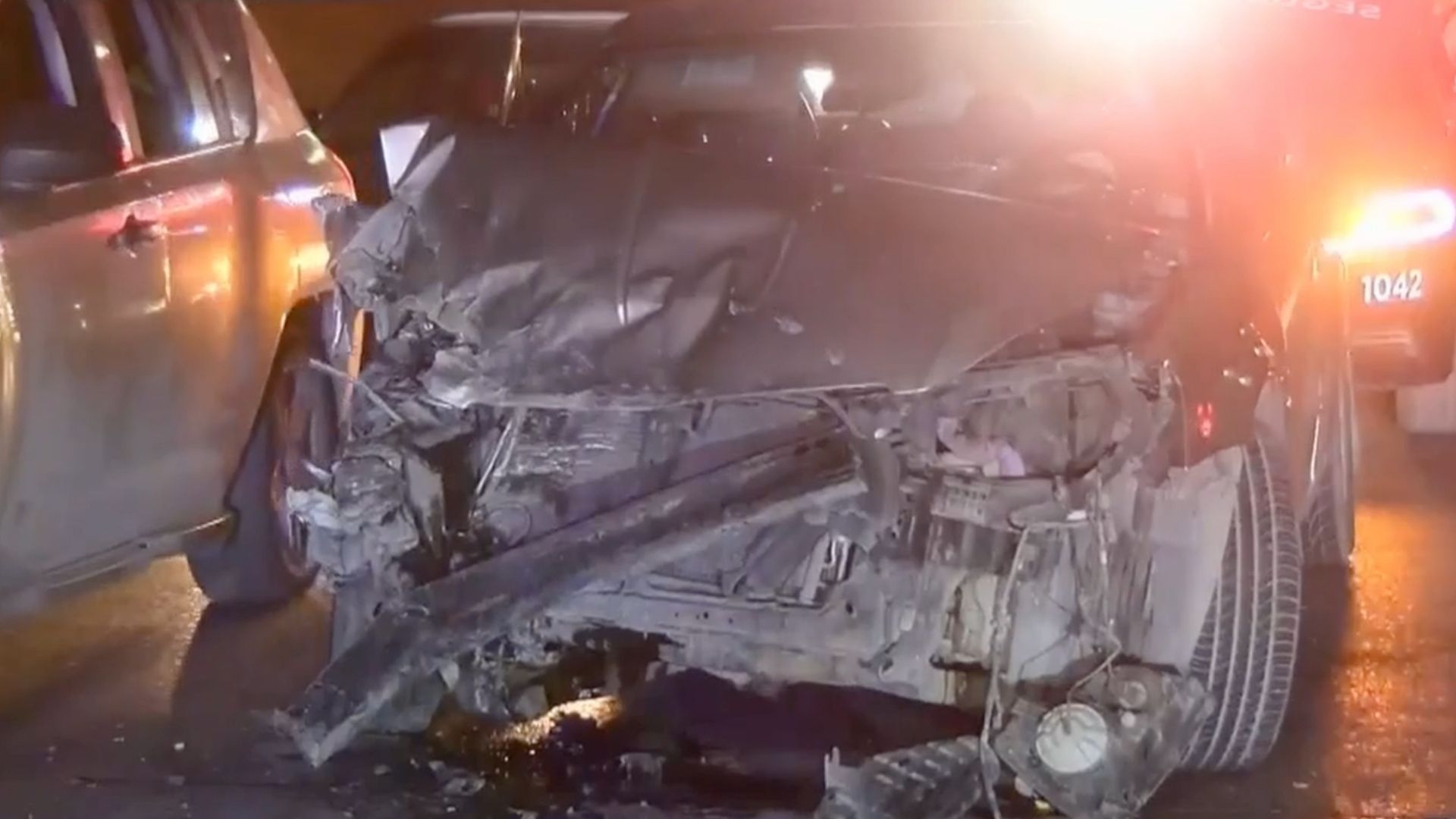 Hombre Choca de Frente Contra Otro Auto al Invadir Carril Contrario; Reportan Un Herido