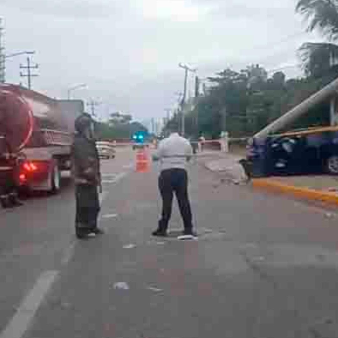Auto se impacta contra poste en Cancún