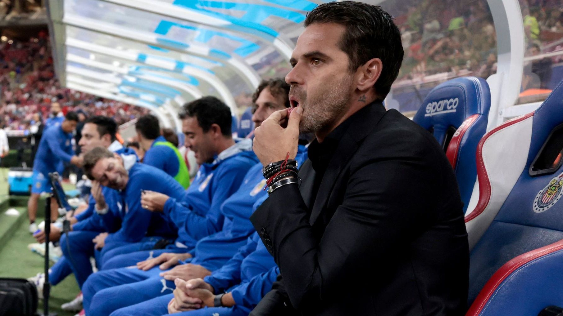 La afición rojiblanca no ve con buenos ojos los rumores de la salida de Gago del equipo. Foto AFP