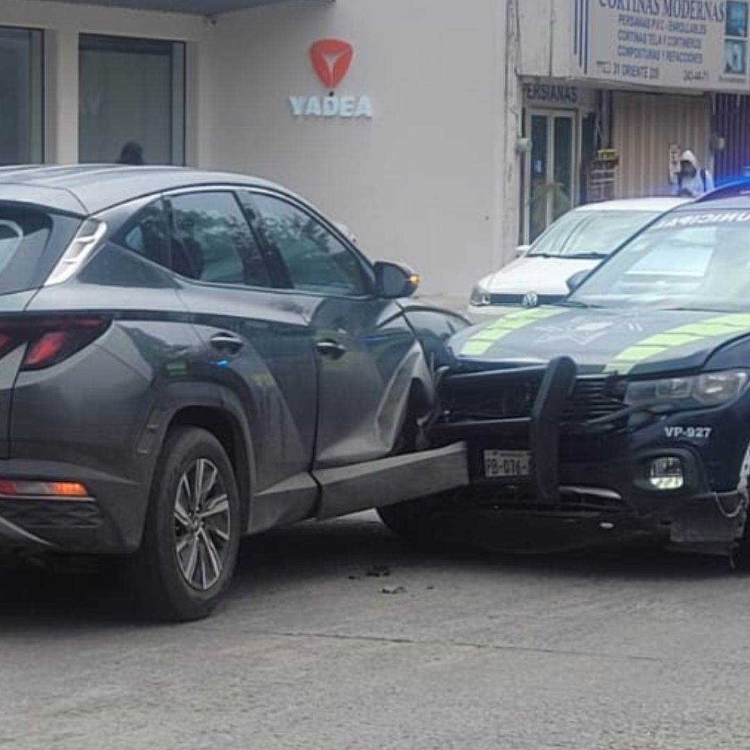 Video: Conductor Ebrio Choca con Patrulla de Policía en Col. Carmen Huexotitla, Puebla