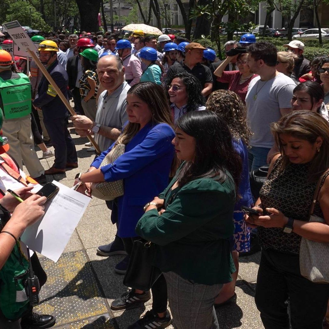 Varias personas reunidas en un mismo punto.