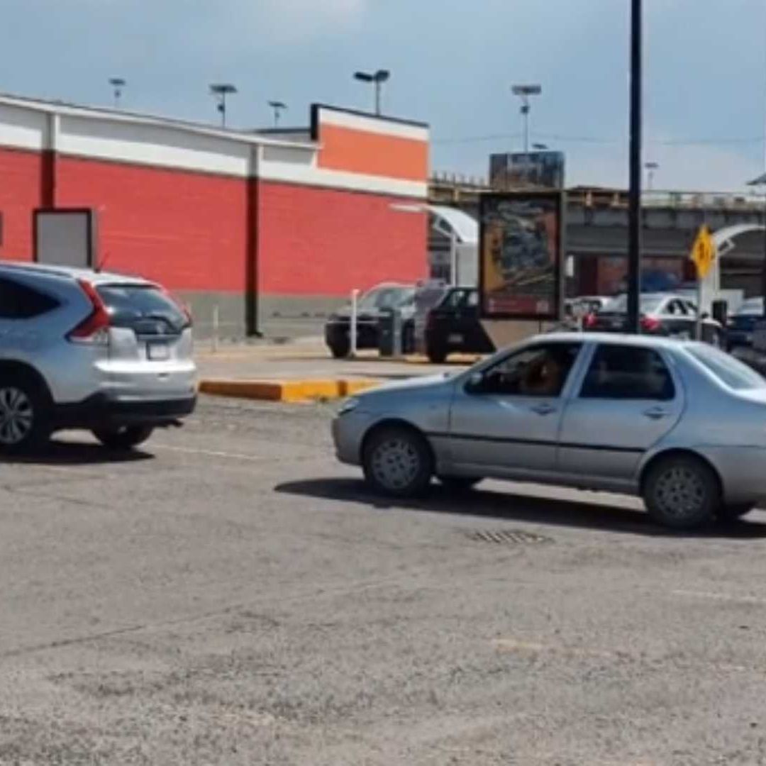 Mujer se pelea con camioneta estacionada en Toluca