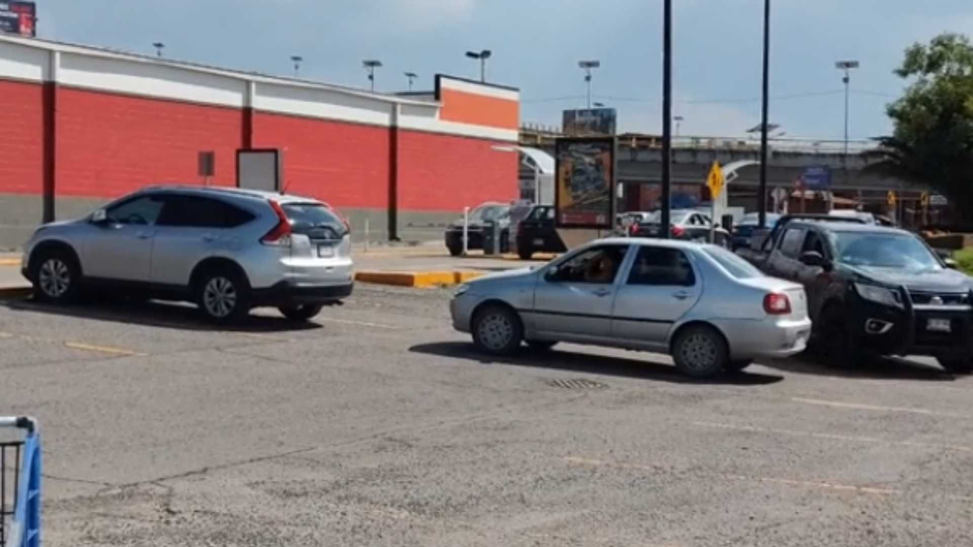 Mujer se pelea con camioneta estacionada en Toluca