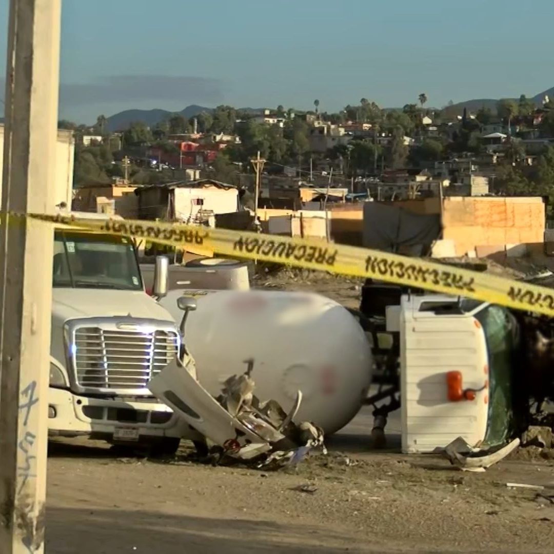 Fallece Víctima de Volcadura de Pipa de Gas en Vía Rápida de Tijuana; Conductor es Detenido
