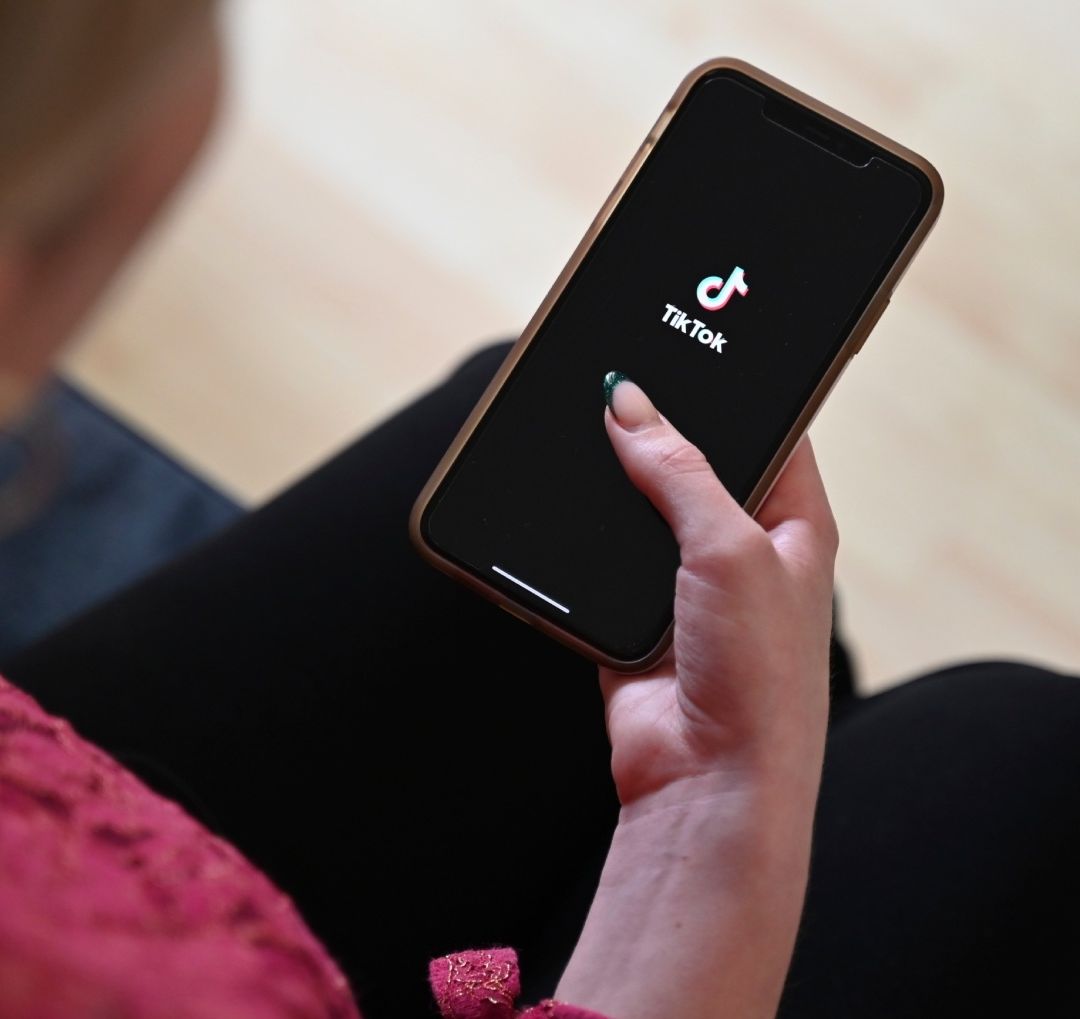 La legislación texana exige a TikTok que implemente una herramienta para que los padres de familia puedan estar al tanto de las cuentas de sus hijos. Foto AP