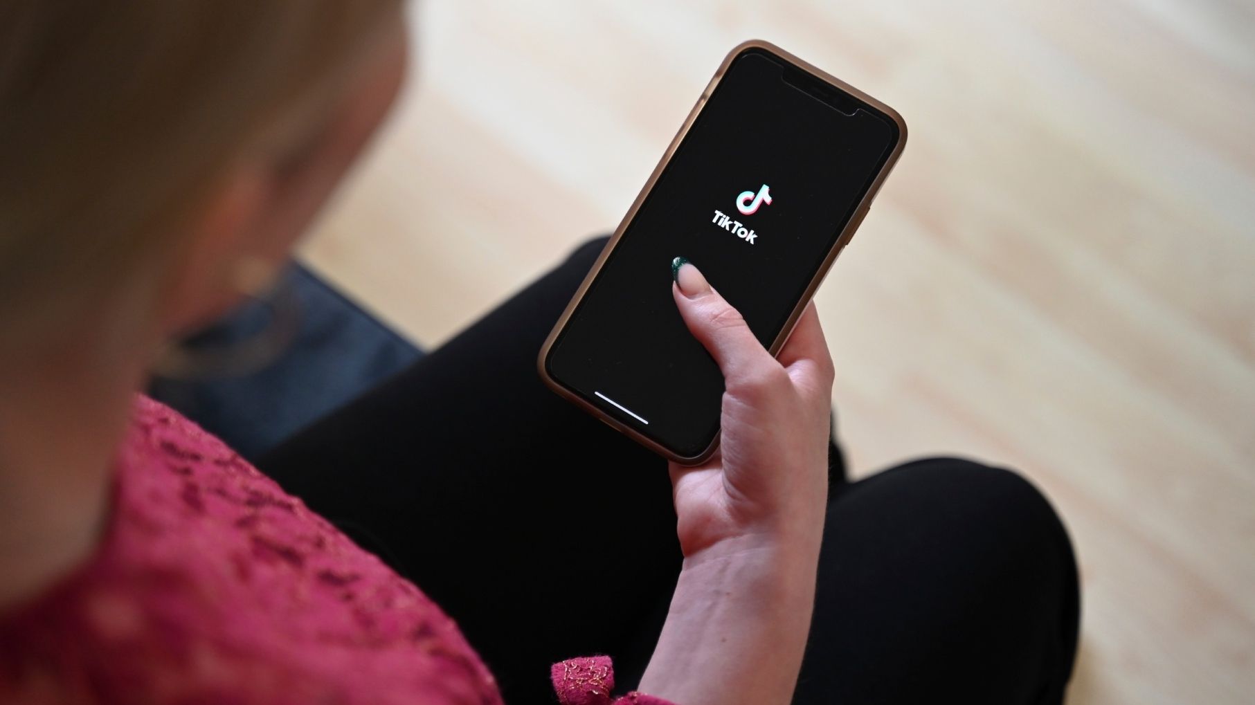 La legislación texana exige a TikTok que implemente una herramienta para que los padres de familia puedan estar al tanto de las cuentas de sus hijos. Foto AP