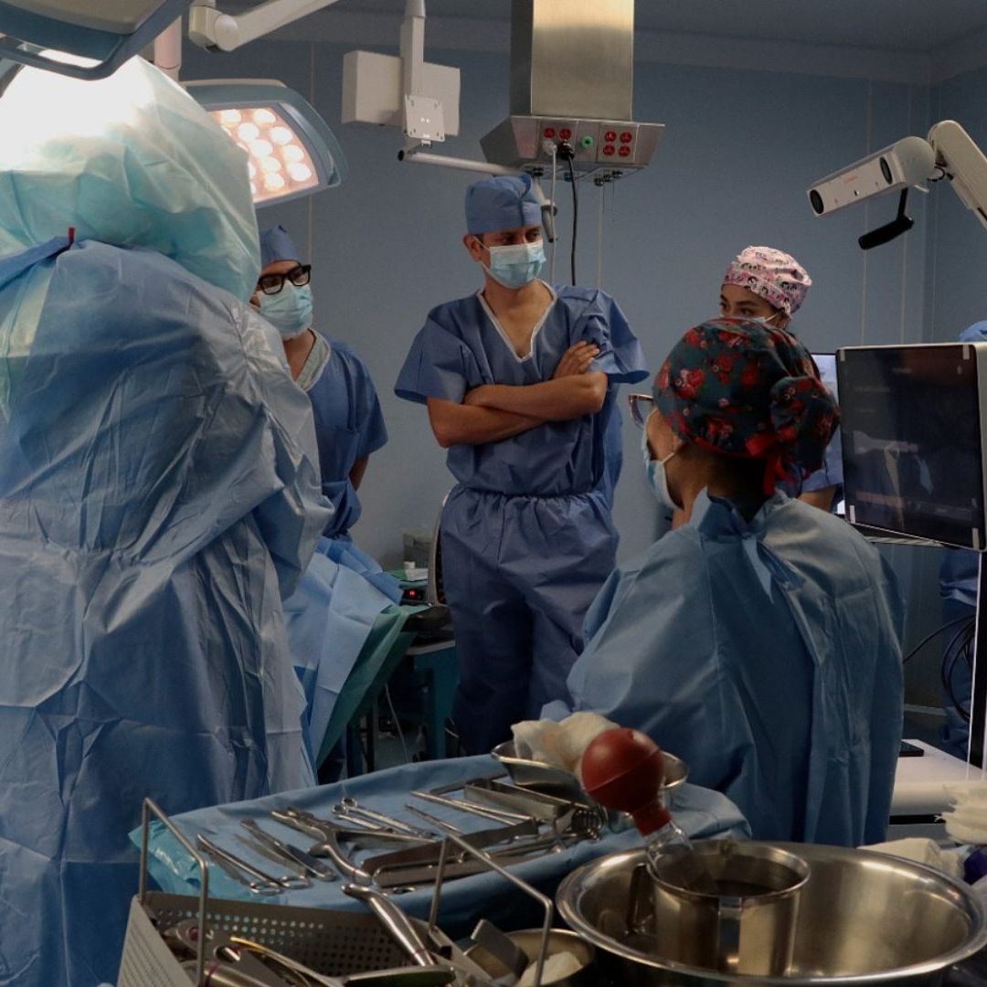 Cirugía de Rodilla a Mujer Hecha con Robot CORI Inteligencia Artificial Clínica ISSSTEP Puebla