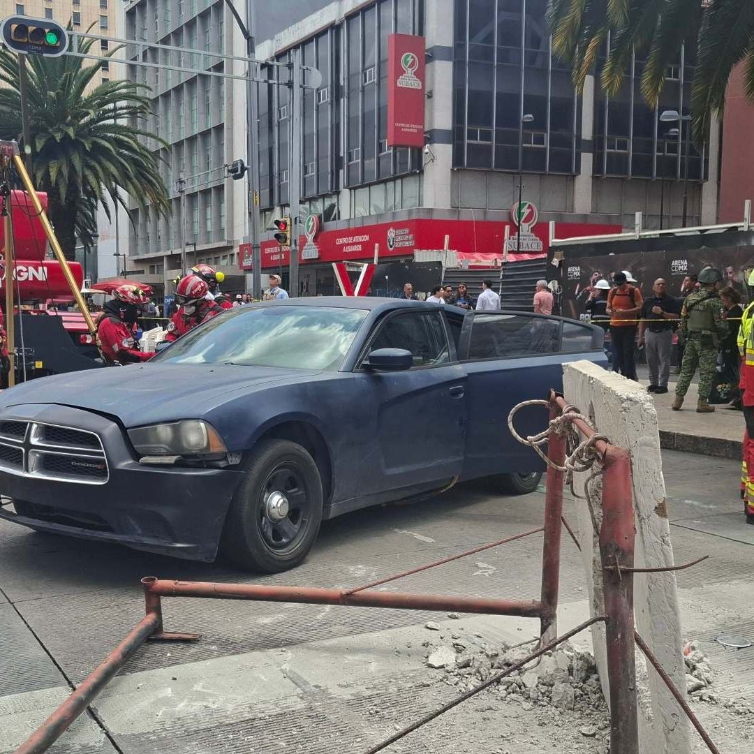 Un auto dañado en medio de un ejercicio de prevención con motivo del Segundo Simulacro Nacional.