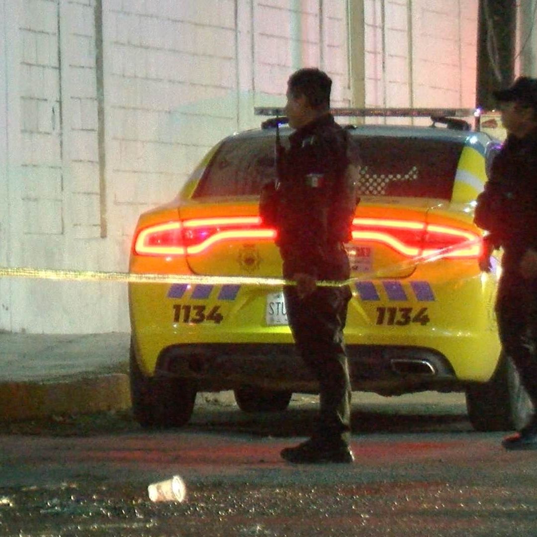 Policía de Monterrey acordona estacionamiento de supermercado por homicidio