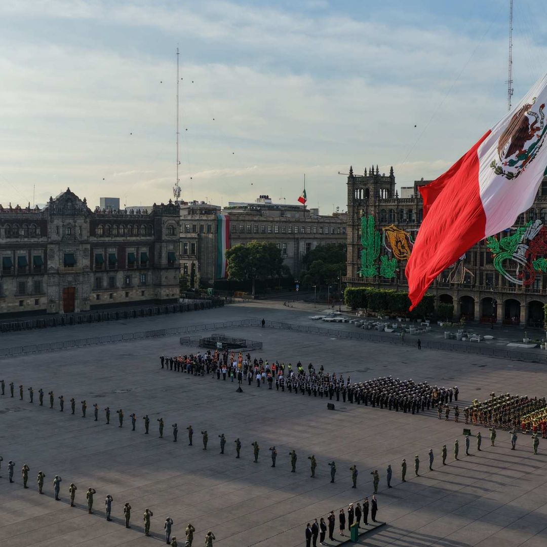 Una bandera verde, blanco y rojo de gran tamaño está en una asta.