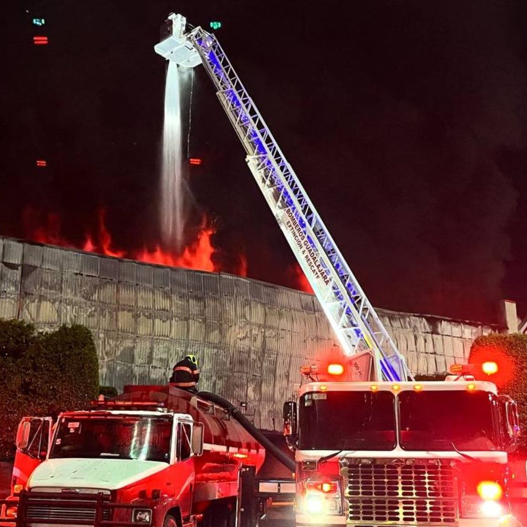 Se Incendia Tienda en Plaza Comercial en Zapopan, Jalisco