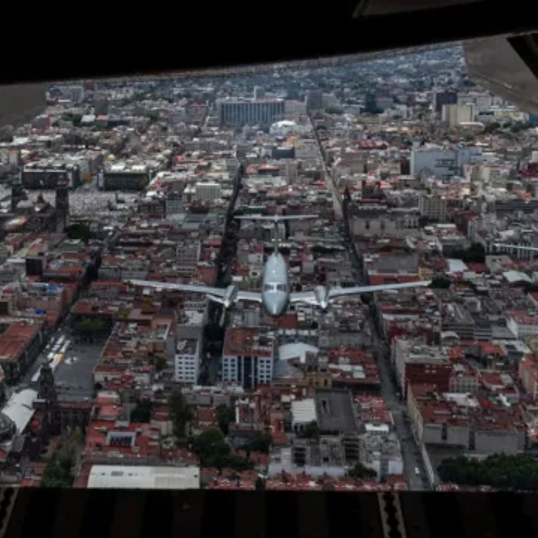 En total, el avión hizo cuatro pases sobre el Centro Histórico.