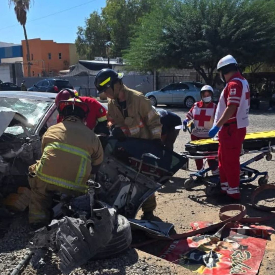 Joven Herido tras Presuntamente Atropellar a Mujer y Estrellar su Auto al Intentar Huir en SLRC