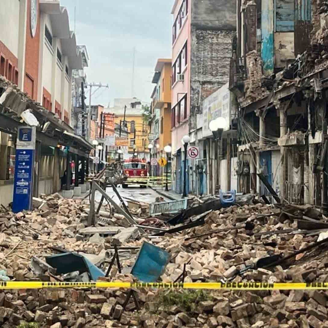 Colapsa Fachada de Antiguo Hotel en Tampico por Fuertes Lluvias; No Hay Lesionados