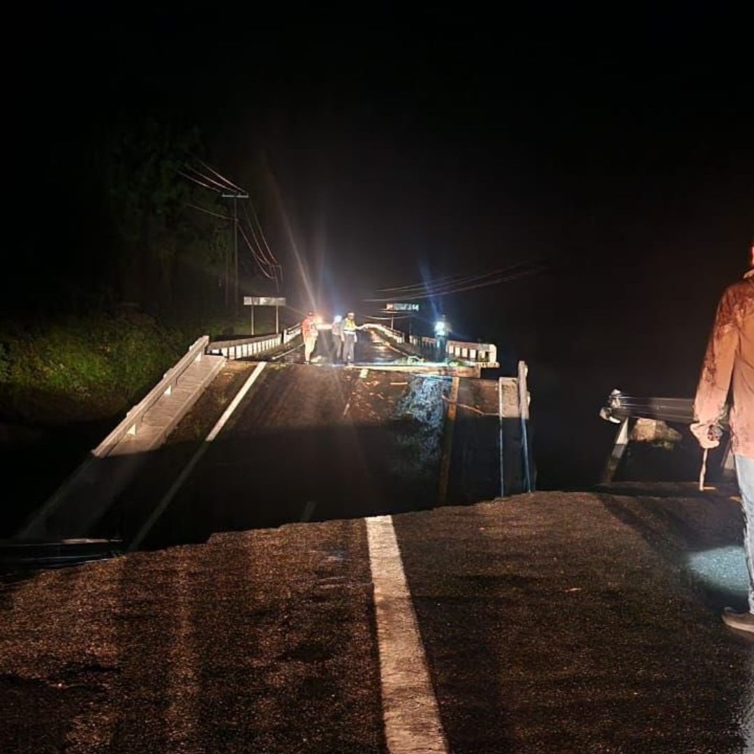 Puente Vehicular Colapsa a Causa de las Fuertes Lluvias en Mapastepec, Chiapas