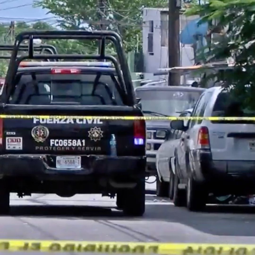 Fuerza Civil acordona calle en colonia Reforma, en Monterrey