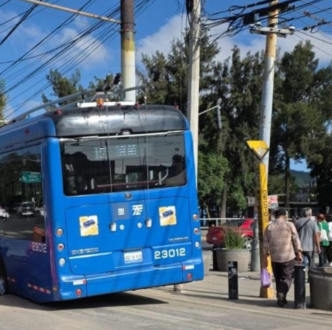 Trolebús Cae en Socavón en colonia Granjas la Moderna, de la Alcaldía Gustavo A. Madero