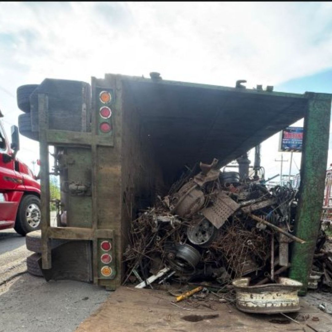 Cierre Parcial por Volcadura de Camión con Fierro en Carretera San Hipólito Xalapa Puebla