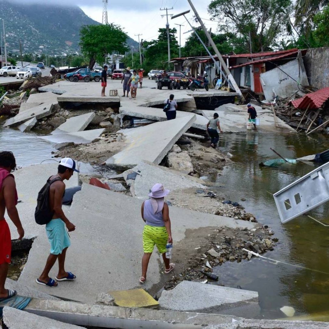 En Ruinas Centro Turístico de Revolcadero, en Acapulco, Tras Paso de John
